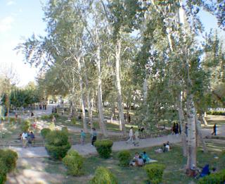 Park on south bank of Zayand&eacute; river